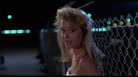 Hereka Pamela Gidleyová jako Chrissy ve snímku Náez (1986).