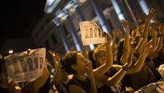 Lidé v ulicích Pamplony protestují proti rozhodnutí soudu. V ruskou drí...