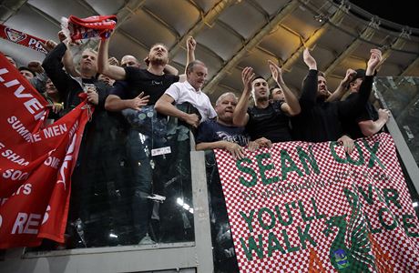 Liverpoolt fanouci s transparentem na podporu Seana Coxe, kterho napadli...