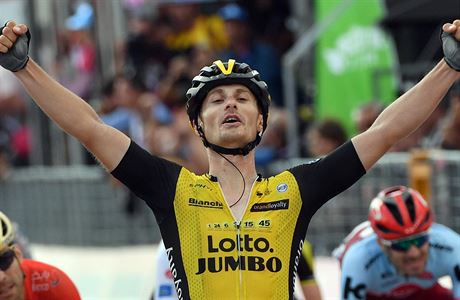 Ital Enrico Battaglin slaví vítzství v páté etap Giro d'Italia.