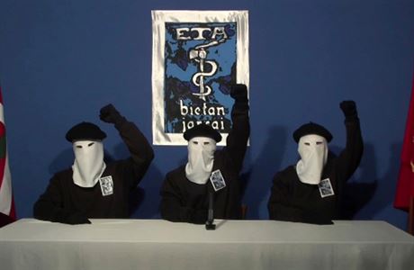 Maskovaní lenové teroristické skupiny ETA na videozáznamu z roku 2011.