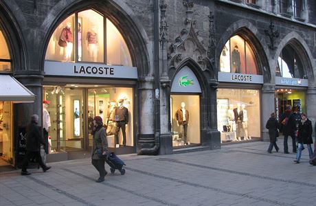 Prodejna spolenosti Lacoste.