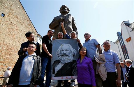 Socha Karla Marxe s nadenými píznivci.