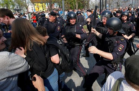 Ruská policie zasahuje proti demonstrantm.