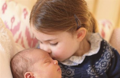 Britská princezna Charlotte na fotce se svým mladím bratrem, novorezeným synem...