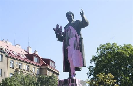 Rovou barvou posprejovaná socha Ivana Stpanovie Konva na námstí...