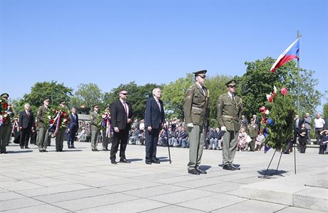 Oslava Dne vtzstv u Nrodnmu pamtnku v Praze na Vtkov. Prezident Milo...