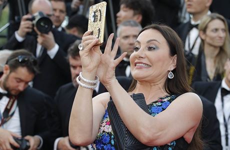 Na červenm koberci v Cannes bylo zakzno pořizovn autoportrtů selfies.