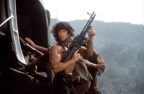 Akn legenda John Rambo (Sylvester Stallone) ve filmu Rambo II (1985). Reie:...