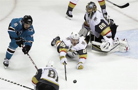 Center Vegas Golden Knights Nate Schmidt (v blm s slem 86) zasahuje ped...