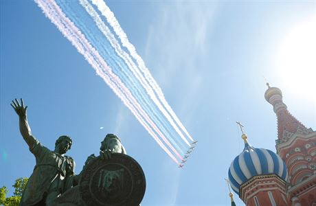 Ruské bojové stíhaky MiG-29 a Su-30 vytváí na obloze ruskou vlajku na...