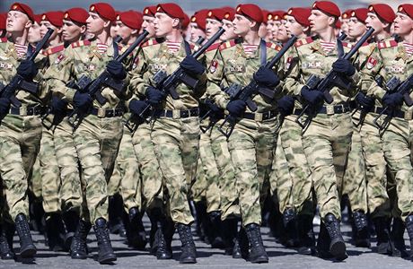 Rutí vojáci pochodují se zbranmi v ruce na pehlídce k oslav dne vítzství...