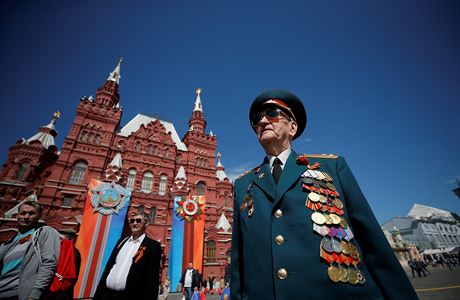 Ruský válečný veterán na přehlídce při oslavě Dne vítězství na Rudém náměstí v...