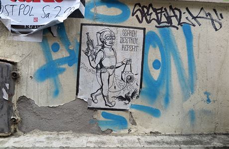 Plakát „Objev, znič, zopakuj“ na berlínské zdi.