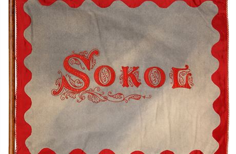 Prapor paíského Sokola (1902), který vznikl v roce 1892.