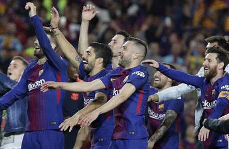 Hrái Barcelony oslavují remízu s Realem Madrid