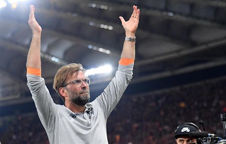 Jürgen Klopp se raduje s fanoušky Liverpoolu.