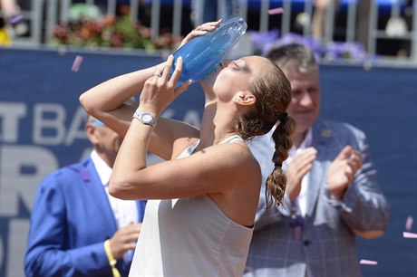 Petra Kvitová s cenou pro vítězku Prague Open.