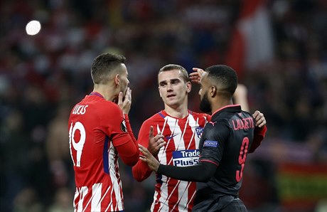 Alexandre Lacazette z Arsenalu gratuluje Lucasovi a Antoniemu Griezmannovi z...