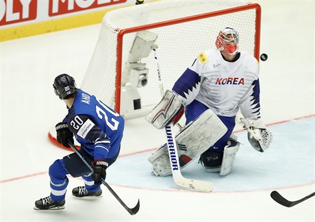 Fin Sebastian Aho pekonává brankáe Jiní Koree Matta Daltona.