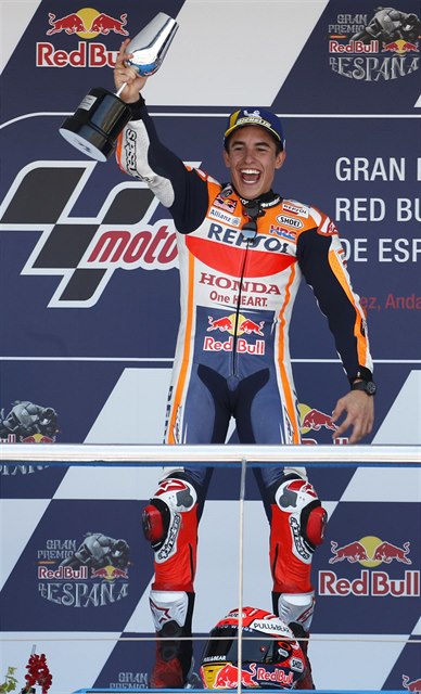 Marc Marquez slaví vítzství ve Velké cen panlska v MotoGP.