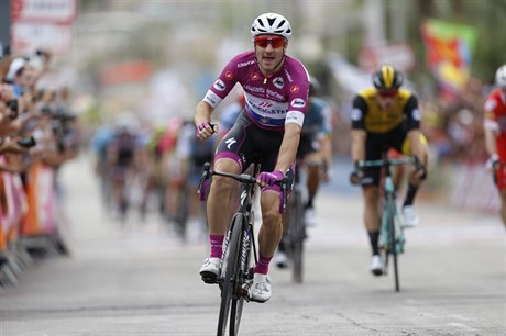 Italský cyklista Elia Viviani slaví vítězství ve 3. etapě Giro d’Italia.