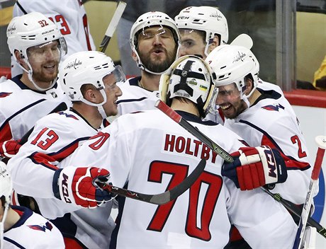 Hokejisté Washingtonu slaví vítzství na led Pittsburghu a postup do finále...