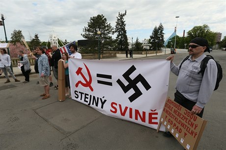 Transparent protestujících na Výstavišti srovnává komunismus s nacismem.