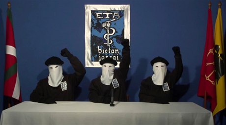 Maskovaní lenové teroristické skupiny ETA na videozáznamu z roku 2011.