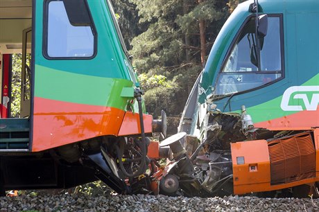 Na eskokrumlovsku se srazily osobní vlaky. Mezi 14 zrannými jsou i dti.