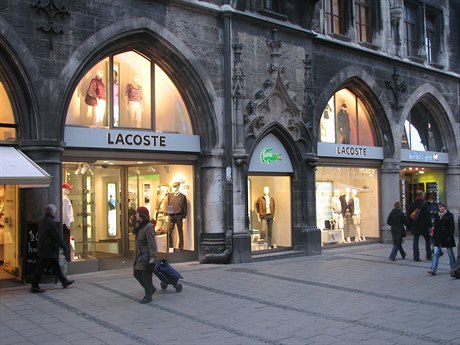 Prodejna společnosti Lacoste.