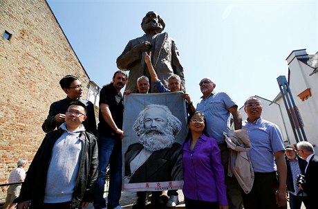 Socha Karla Marxe s nadenými píznivci.