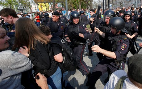 Ruská policie zasahuje proti demonstrantm.