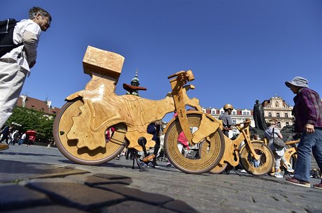Dřevěné socho-bicykly Giralinda, Touralinda a Vueltalinda na Staroměstském...
