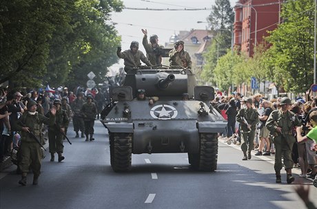 Potleskem a vlajkami zdravili návtvníci Slavností svobody i americké a...