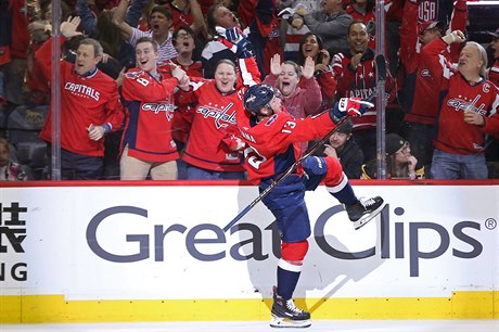 Jakub Vrána slaví po vstelení vítzného gólu Washington Capitals.