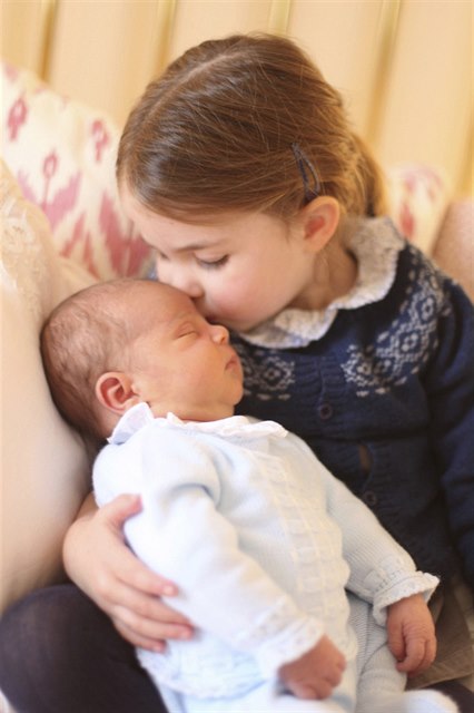 Britská princezna Charlotte na fotce se svým mladím bratrem, novorezeným synem...