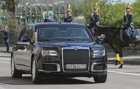 Putin p�ijel na svou inauguraci v nové luxusní limuzín� Korte�.