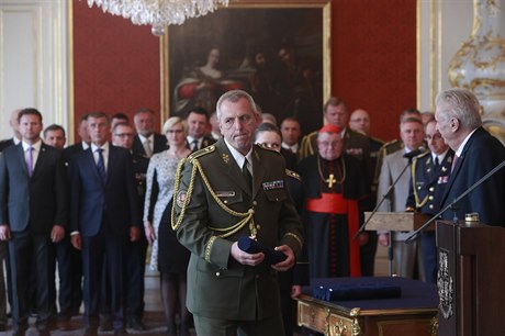 Prezident Milo Zeman jmenoval u píleitosti Dne vítzství est generál.
