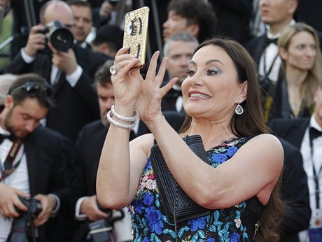 Na &#269;erveném koberci v Cannes bylo zakázáno po&#345;izování autoportrét&#367; selfies.