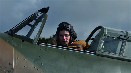 Iwan Rheon jako polský pilot Jan Zumbach. Snímek Hurricane (2018). Reie: David...