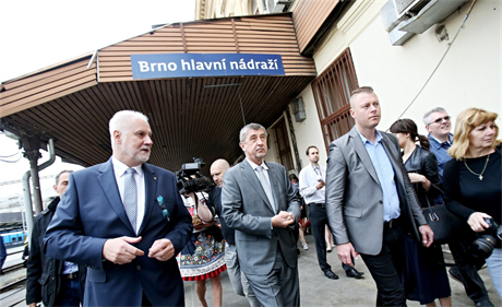 Premiér Andrej Babi dorazil spolu s dalími leny vlády v demisi do Brna....