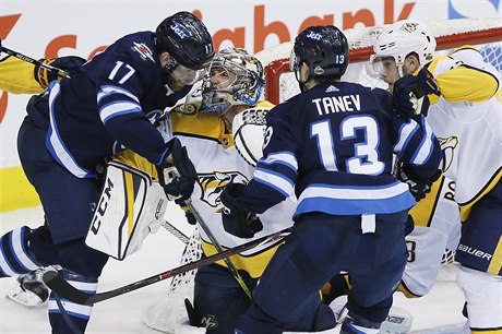Momentka ze tvrtého zápasu play off NHL mezi Winnipegem a Nashvillem.