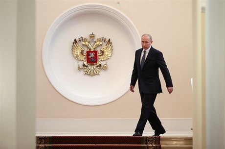 Vladimír Putin pichází do Andrejevského sálu sloit prezidentský slib.