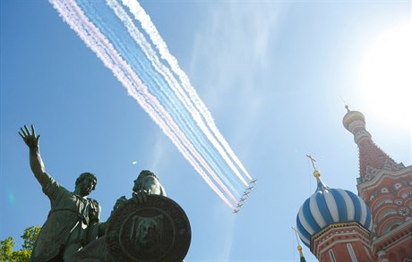 Ruské bojové stíhaky MiG-29 a Su-30 vytváí na obloze ruskou vlajku na...
