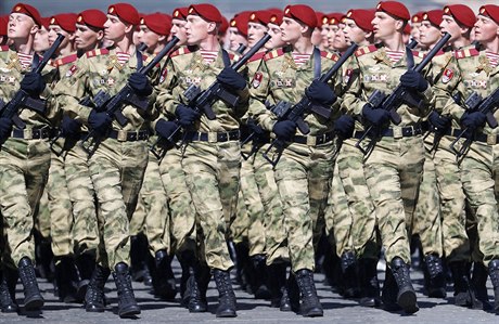 Rutí vojáci pochodují se zbranmi v ruce na pehlídce k oslav dne vítzství...