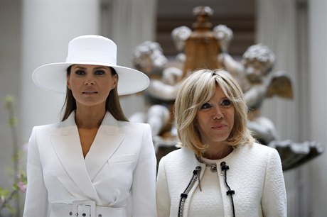 Americká první dáma Melania Trumpová (vlevo) a její francouzský protjek...