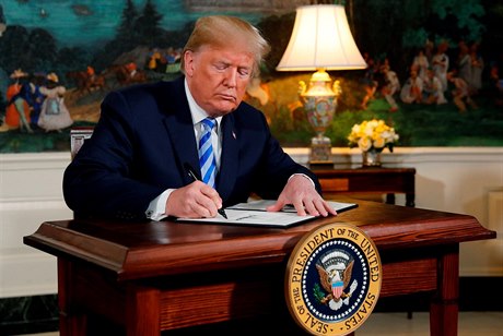 Americký prezident Donald Trump podepisuje rozhodnutí o odchodu USA z jaderné...