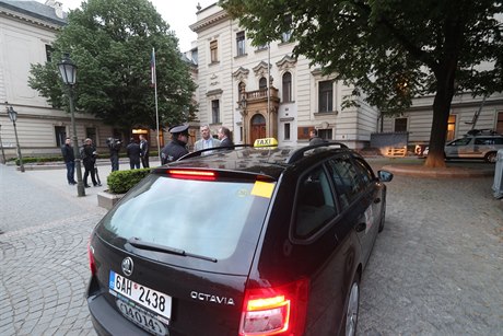 Taxikái jednají na Úadu vlády s premiérem v demisi Andrejem Babiem