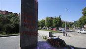 Růžovou barvou posprejovaná socha Ivana Stěpanoviče Koněva na náměstí...